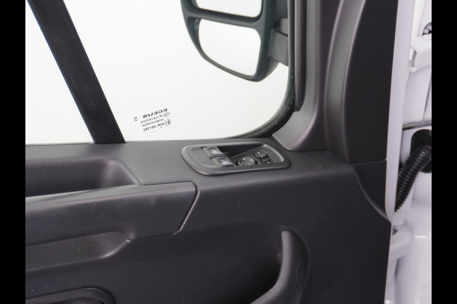 Opel Movano 2.3CDTI L2H2 Airco Navi Trekhaak 3-Persoons Cruise Control Pdc Bluetooth Kasten-inrichting Regen-Lichtsensor Schuifdeur Betonplex Vloer Wandbetimmering Euro 6 1e Eigenaar 2.500kg Trekgewicht