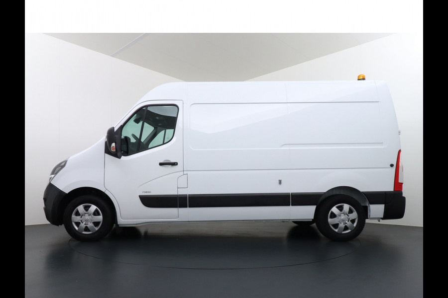 Opel Movano 2.3CDTI L2H2 Airco Navi Trekhaak 3-Persoons Cruise Control Pdc Bluetooth Kasten-inrichting Regen-Lichtsensor Schuifdeur Betonplex Vloer Wandbetimmering Euro 6 1e Eigenaar 2.500kg Trekgewicht