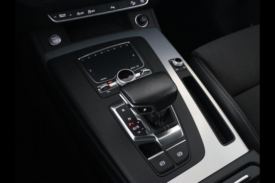 Audi Q5 2.0 TFSI quattro S Line | Panoramadak | Stoelverwarming | Adaptive cruise | Trekhaak | Virtual Cockpit | Carplay | Keyless | 20'' | Half leder | Navigatie | Full LED | Parkeerhulp