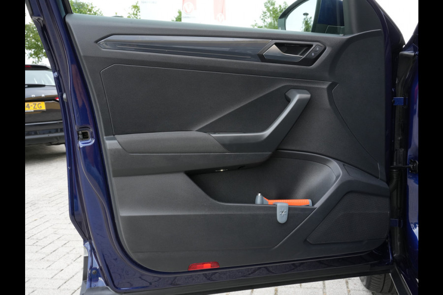 Volkswagen T-Roc 1.5 TSI Sport | Navigatie | LED | Panorama Dak | DAB | Climate Control