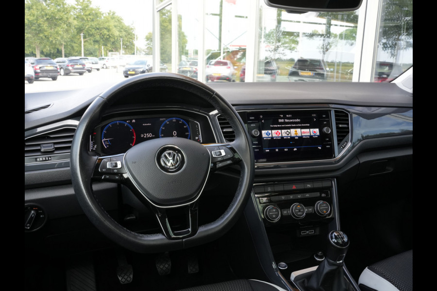Volkswagen T-Roc 1.5 TSI Sport | Navigatie | LED | Panorama Dak | DAB | Climate Control