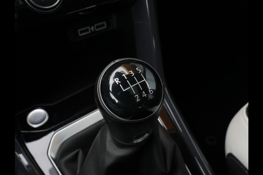 Volkswagen T-Roc 1.5 TSI Sport | Navigatie | LED | Panorama Dak | DAB | Climate Control