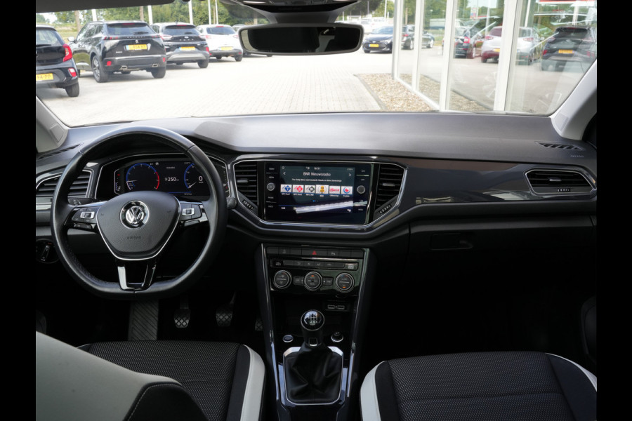 Volkswagen T-Roc 1.5 TSI Sport | Navigatie | LED | Panorama Dak | DAB | Climate Control