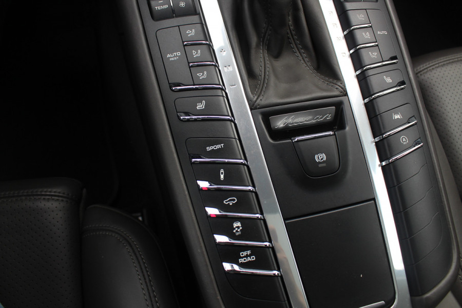 Porsche Macan 2.0 / Panoramadak / Camera / Luchtvering / 21'' / Sportchrono + Design / Bose / Dodehoek / Apple CarPlay / Stoel+Stuurverwarming / Luxe Leder / Stoelverwarming / ACC