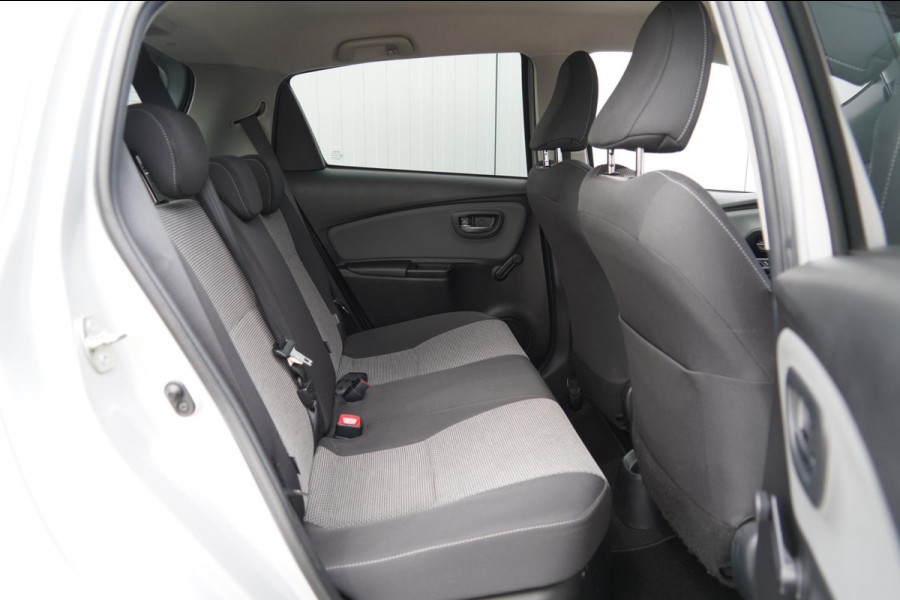 Toyota Yaris 1.5 Hybrid Dynamic / Camera / Navigatie / Privacy glas / Clima / 75dkm!