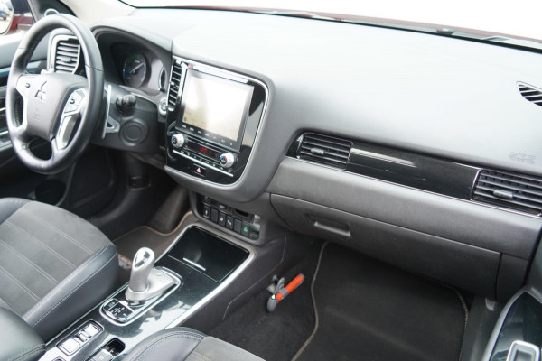 Mitsubishi Outlander 2.4 PHEV Intense+ / Schuifdak / Trekhaak / Power Sound System / Camera / 104dkm!