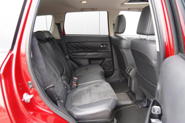 Mitsubishi Outlander 2.4 PHEV Intense+ / Schuifdak / Trekhaak / Power Sound System / Camera / 104dkm!
