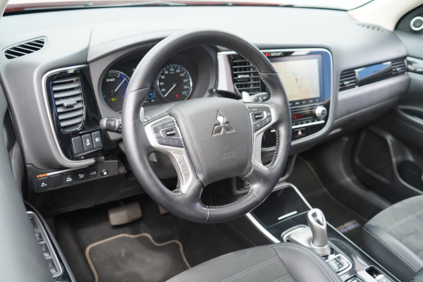 Mitsubishi Outlander 2.4 PHEV Intense+ / Schuifdak / Trekhaak / Power Sound System / Camera / 104dkm!