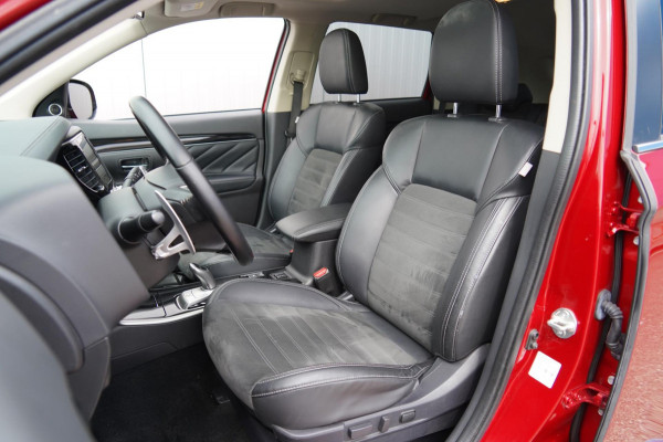 Mitsubishi Outlander 2.4 PHEV Intense+ / Schuifdak / Trekhaak / Power Sound System / Camera / 104dkm!