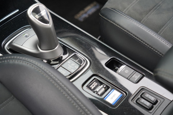Mitsubishi Outlander 2.4 PHEV Intense+ / Schuifdak / Trekhaak / Power Sound System / Camera / 104dkm!