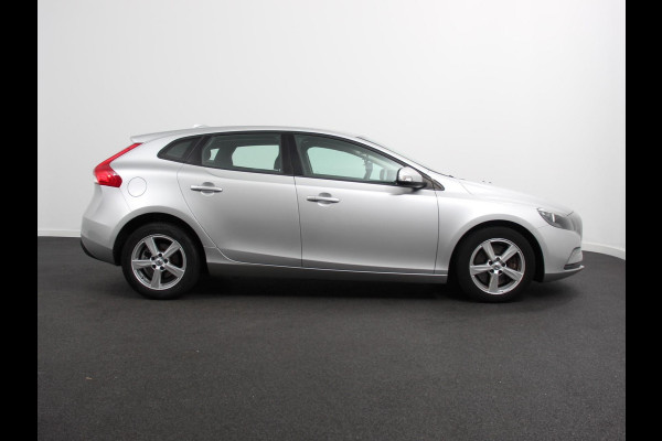 Volvo V40 1.5 T2 Momentum Airco Navigatie Parkeersensoren Radio Lichtmetalen velgen Elektrische ramen Bluetooth