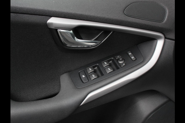 Volvo V40 1.5 T2 Momentum Airco Navigatie Parkeersensoren Radio Lichtmetalen velgen Elektrische ramen Bluetooth