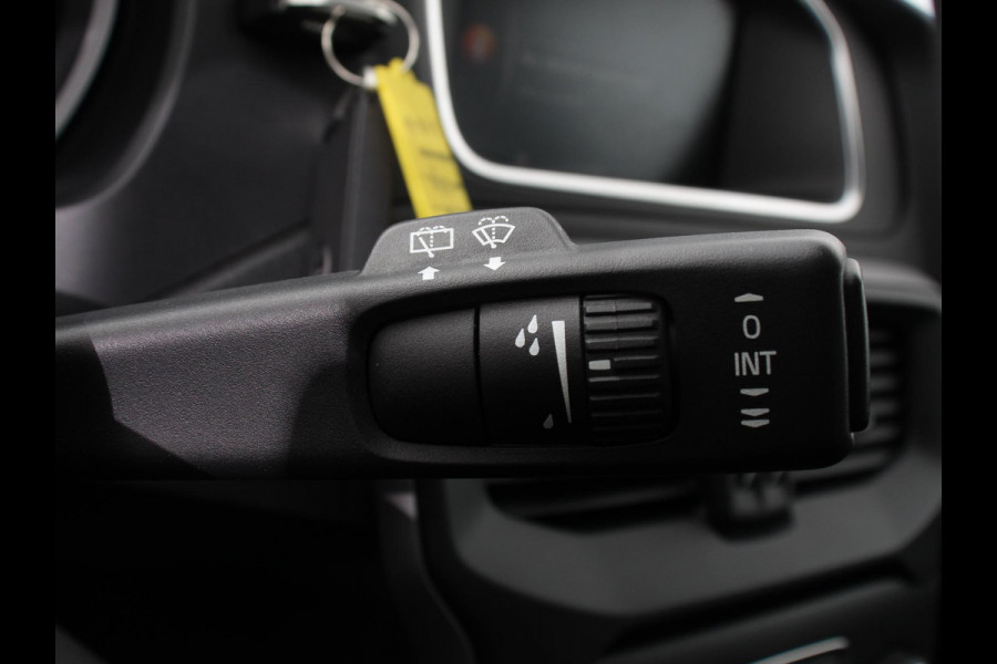 Volvo V40 1.5 T2 Momentum Airco Navigatie Parkeersensoren Radio Lichtmetalen velgen Elektrische ramen Bluetooth