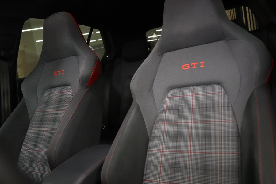 Volkswagen Golf 2.0 TSI GTI PANO / CARPLAY / H&K / CAM / VOL