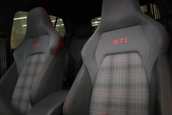 Volkswagen Golf 2.0 TSI GTI PANO / CARPLAY / H&K / CAM / VOL