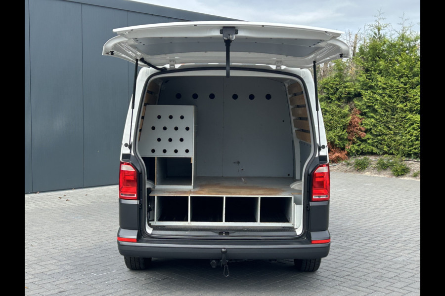 Volkswagen Transporter 2.0 TDI 150 PK / L2H1 / 1e EIG. / AIRCO / NAVI / 2X SCHUIFDEUR / 3-ZITS / TREKHAAK / INRICHTING / CAMERA / BLUETOOTH
