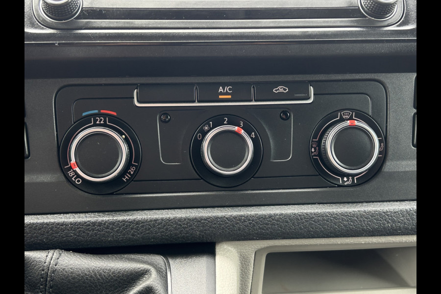 Volkswagen Transporter 2.0 TDI 150 PK / L2H1 / 1e EIG. / AIRCO / NAVI / 2X SCHUIFDEUR / 3-ZITS / TREKHAAK / INRICHTING / CAMERA / BLUETOOTH