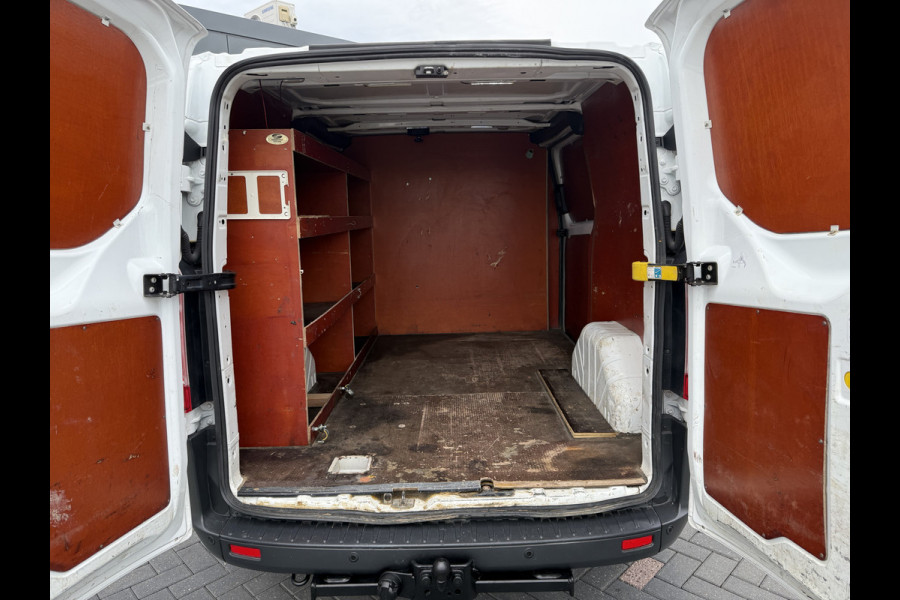 Ford Transit Custom 2.0 TDCI 130 PK / L1H1 / TREND / 2.5 TONS TREKHAAK / AIRCO / CRUISE / NAVI / INRICHTING / 3-ZITS