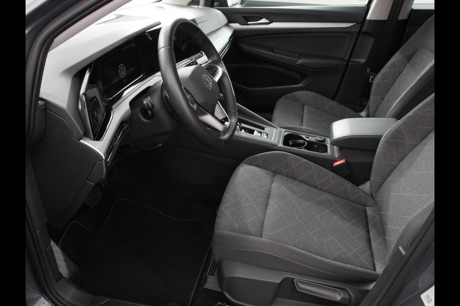 Volkswagen GOLF Variant 1.5 eTSI 130pk DSG Life Navigatie Apple Carplay/Android Auto Inklapbare trekhaak Parkeersensoren Adaptive Cruise Control Stoel- en stuurverwarming Climate Control Lichtmetalen Velgen