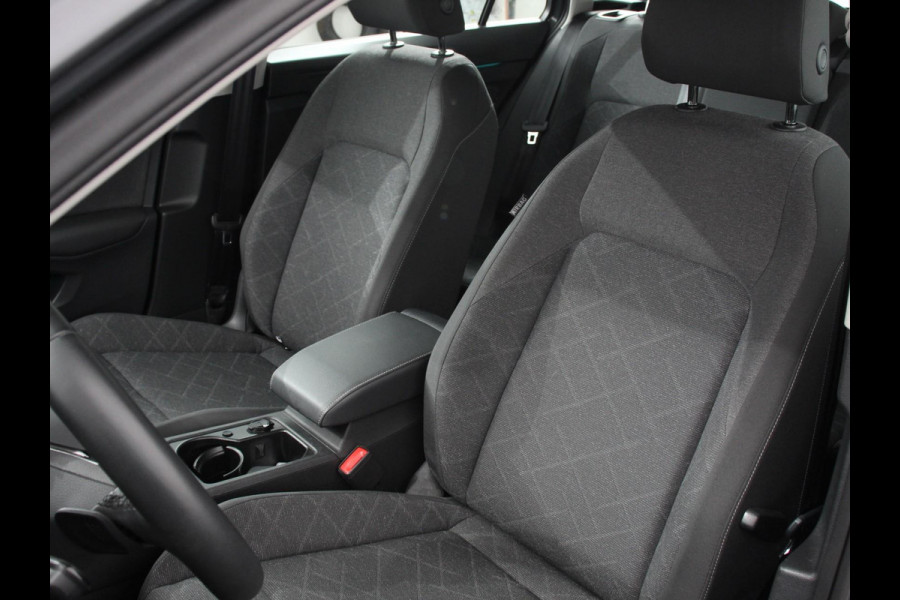 Volkswagen GOLF Variant 1.5 eTSI 130pk DSG Life Navigatie Apple Carplay/Android Auto Inklapbare trekhaak Parkeersensoren Adaptive Cruise Control Stoel- en stuurverwarming Climate Control Lichtmetalen Velgen