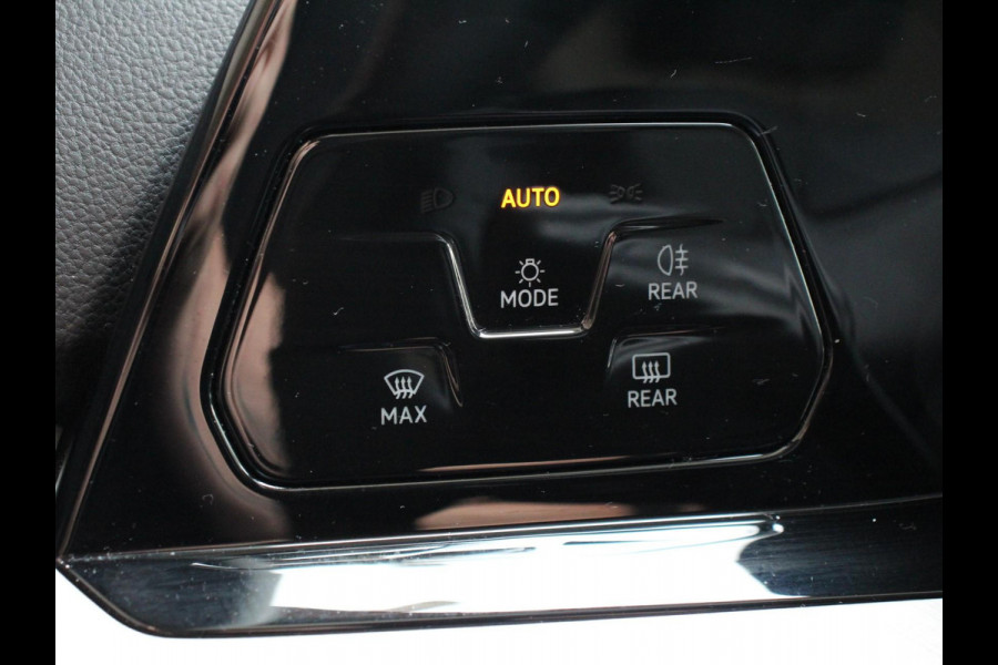 Volkswagen GOLF Variant 1.5 eTSI 130pk DSG Life Navigatie Apple Carplay/Android Auto Inklapbare trekhaak Parkeersensoren Adaptive Cruise Control Stoel- en stuurverwarming Climate Control Lichtmetalen Velgen