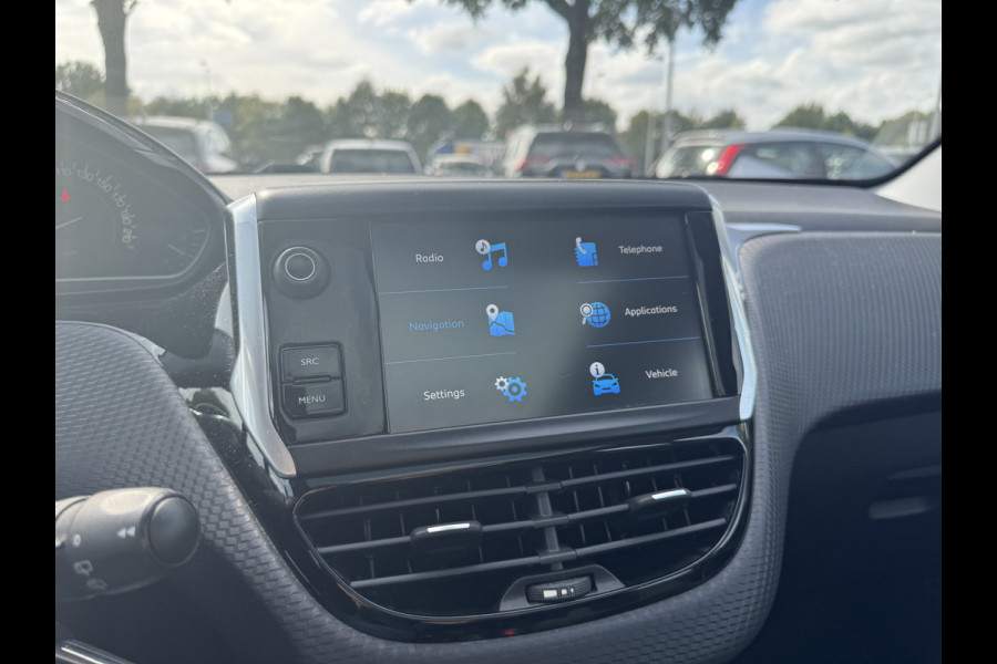 Peugeot 208 1.2 PureTech Allure / Panoramadak / Navigatie / Parkeerhulp achter / 16'' / Apple CarPlay / DAB / Cruise Control