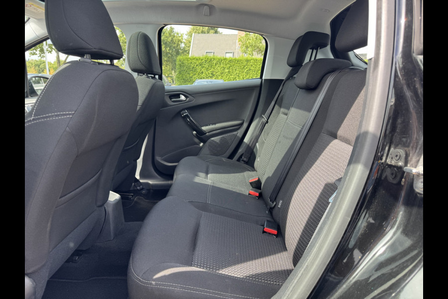 Peugeot 208 1.2 PureTech Allure / Panoramadak / Navigatie / Parkeerhulp achter / 16'' / Apple CarPlay / DAB / Cruise Control