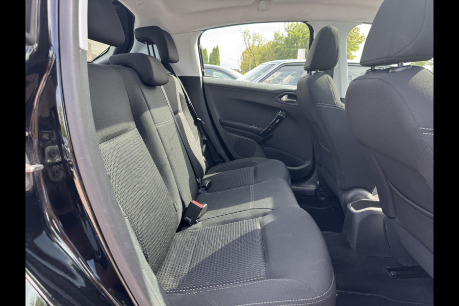 Peugeot 208 1.2 PureTech Allure / Panoramadak / Navigatie / Parkeerhulp achter / 16'' / Apple CarPlay / DAB / Cruise Control