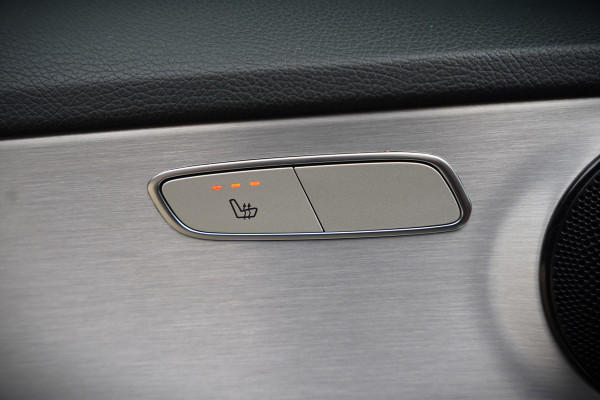 Mercedes-Benz C-Klasse Estate 300 e Business Solution AMG | Panoramadak | Stoelverwarming | Multibeam LED | Camera | Navigatie | Parkeersensoren | Leer | Apple Carplay | Ambiance Verlichting