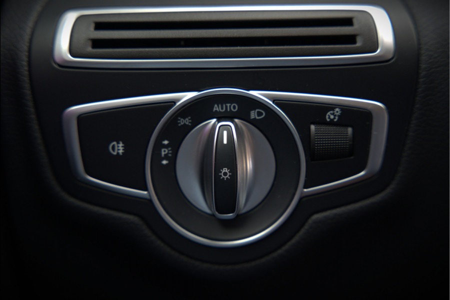 Mercedes-Benz C-Klasse Estate 300 e Business Solution AMG | Panoramadak | Stoelverwarming | Multibeam LED | Camera | Navigatie | Parkeersensoren | Leer | Apple Carplay | Ambiance Verlichting