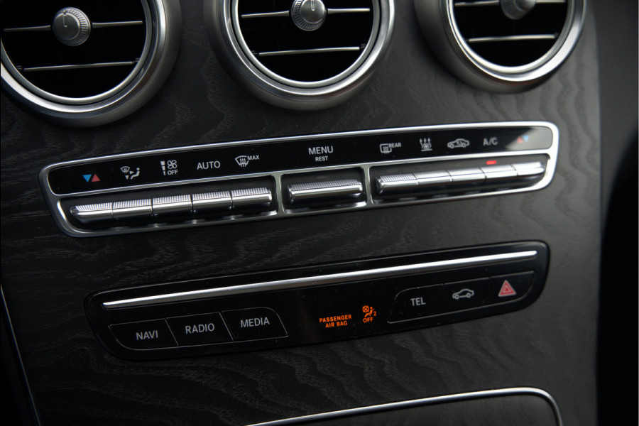 Mercedes-Benz C-Klasse Estate 300 e Business Solution AMG | Panoramadak | Stoelverwarming | Multibeam LED | Camera | Navigatie | Parkeersensoren | Leer | Apple Carplay | Ambiance Verlichting