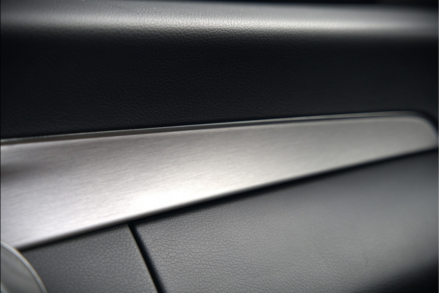 Mercedes-Benz C-Klasse Estate 300 e Business Solution AMG | Panoramadak | Stoelverwarming | Multibeam LED | Camera | Navigatie | Parkeersensoren | Leer | Apple Carplay | Ambiance Verlichting