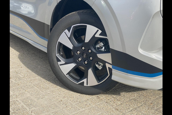 Ford Transit Custom 320 2.5 PHEV L2H1 Sport DC Zuid | 233pk | Dubbele Cabine | Dubbele zijschuifdeur | Inklapbare trekhaak | 19 inch lichtmetalen Sport velgen (mat zwart) | Verwarmbaar stuurwiel | Navigatie systeem