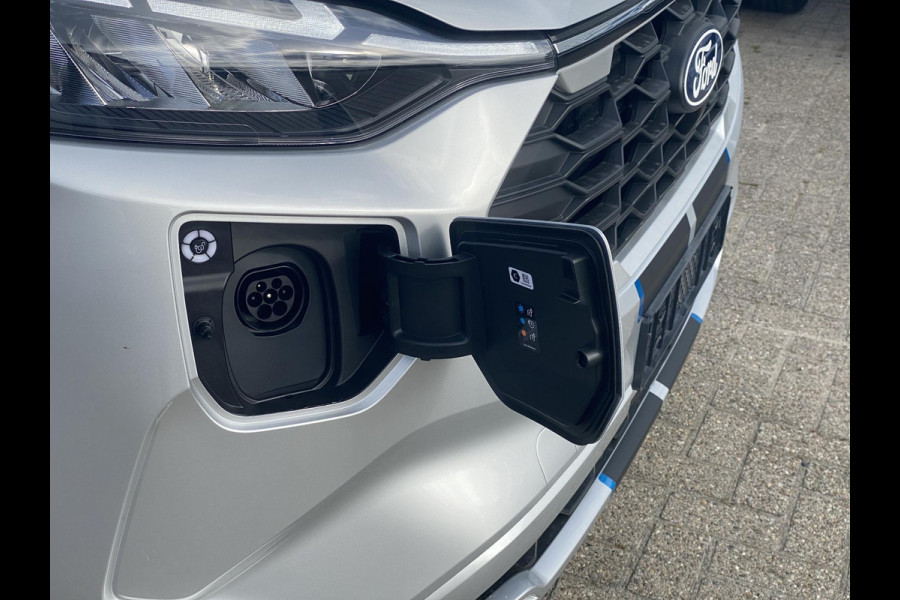 Ford Transit Custom 320 2.5 PHEV L2H1 Sport DC Zuid | 233pk | Dubbele Cabine | Dubbele zijschuifdeur | Inklapbare trekhaak | 19 inch lichtmetalen Sport velgen (mat zwart) | Verwarmbaar stuurwiel | Navigatie systeem