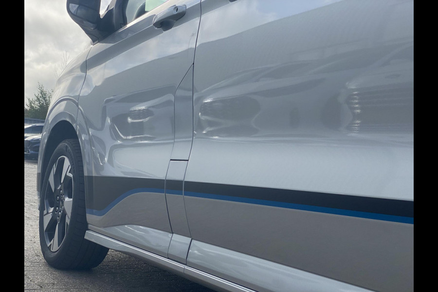 Ford Transit Custom 320 2.5 PHEV L2H1 Sport DC Zuid | 233pk | Dubbele Cabine | Dubbele zijschuifdeur | Inklapbare trekhaak | 19 inch lichtmetalen Sport velgen (mat zwart) | Verwarmbaar stuurwiel | Navigatie systeem