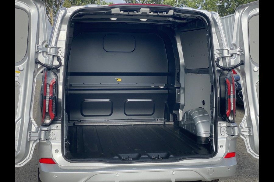 Ford Transit Custom 320 2.5 PHEV L2H1 Sport DC Zuid | 233pk | Dubbele Cabine | Dubbele zijschuifdeur | Inklapbare trekhaak | 19 inch lichtmetalen Sport velgen (mat zwart) | Verwarmbaar stuurwiel | Navigatie systeem
