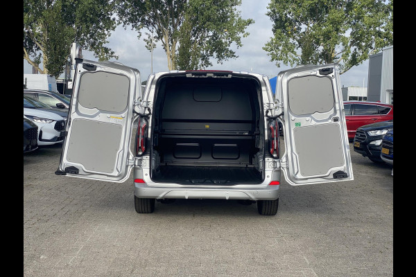Ford Transit Custom 320 2.5 PHEV L2H1 Sport DC Zuid | 233pk | Dubbele Cabine | Dubbele zijschuifdeur | Inklapbare trekhaak | 19 inch lichtmetalen Sport velgen (mat zwart) | Verwarmbaar stuurwiel | Navigatie systeem