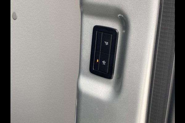 Ford Transit Custom 320 2.5 PHEV L2H1 Sport DC Zuid | 233pk | Dubbele Cabine | Dubbele zijschuifdeur | Inklapbare trekhaak | 19 inch lichtmetalen Sport velgen (mat zwart) | Verwarmbaar stuurwiel | Navigatie systeem