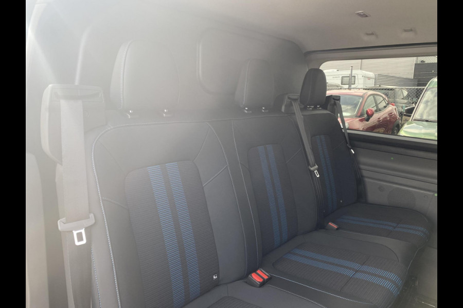 Ford Transit Custom 320 2.5 PHEV L2H1 Sport DC Zuid | 233pk | Dubbele Cabine | Dubbele zijschuifdeur | Inklapbare trekhaak | 19 inch lichtmetalen Sport velgen (mat zwart) | Verwarmbaar stuurwiel | Navigatie systeem