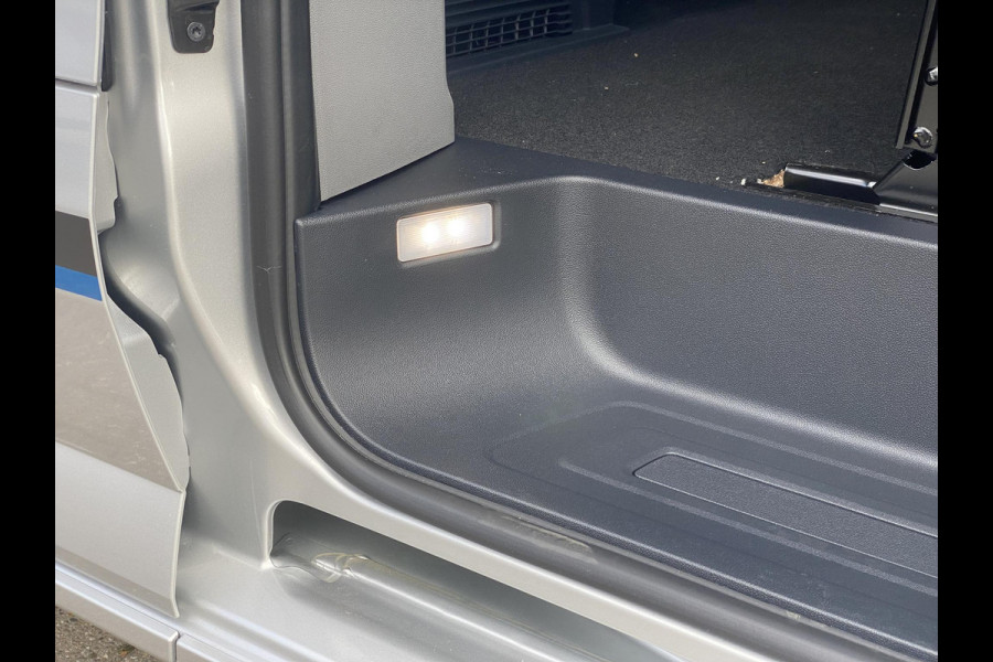 Ford Transit Custom 320 2.5 PHEV L2H1 Sport DC Zuid | 233pk | Dubbele Cabine | Dubbele zijschuifdeur | Inklapbare trekhaak | 19 inch lichtmetalen Sport velgen (mat zwart) | Verwarmbaar stuurwiel | Navigatie systeem