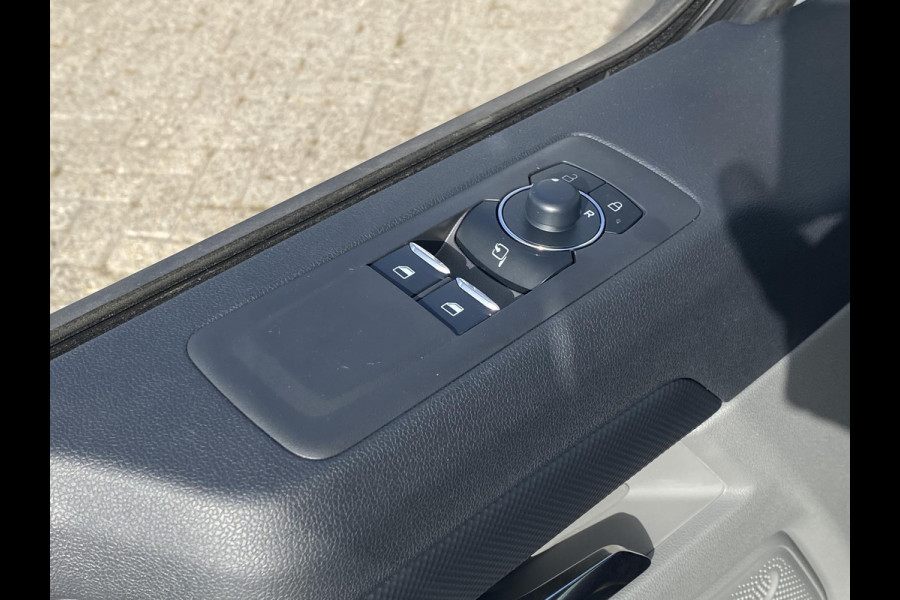 Ford Transit Custom 320 2.5 PHEV L2H1 Sport DC Zuid | 233pk | Dubbele Cabine | Dubbele zijschuifdeur | Inklapbare trekhaak | 19 inch lichtmetalen Sport velgen (mat zwart) | Verwarmbaar stuurwiel | Navigatie systeem