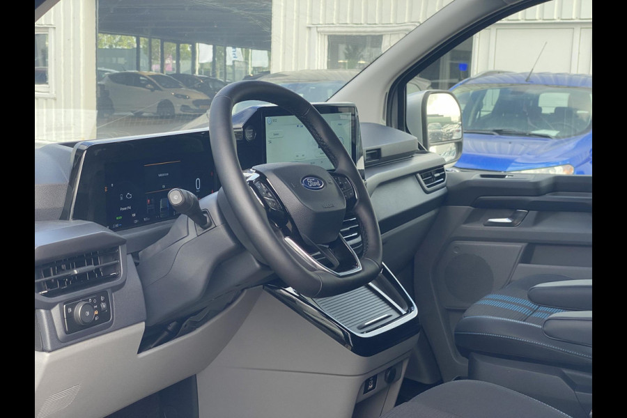 Ford Transit Custom 320 2.5 PHEV L2H1 Sport DC Zuid | 233pk | Dubbele Cabine | Dubbele zijschuifdeur | Inklapbare trekhaak | 19 inch lichtmetalen Sport velgen (mat zwart) | Verwarmbaar stuurwiel | Navigatie systeem