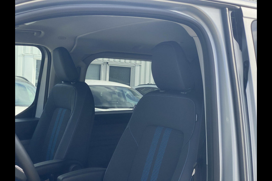 Ford Transit Custom 320 2.5 PHEV L2H1 Sport DC Zuid | 233pk | Dubbele Cabine | Dubbele zijschuifdeur | Inklapbare trekhaak | 19 inch lichtmetalen Sport velgen (mat zwart) | Verwarmbaar stuurwiel | Navigatie systeem