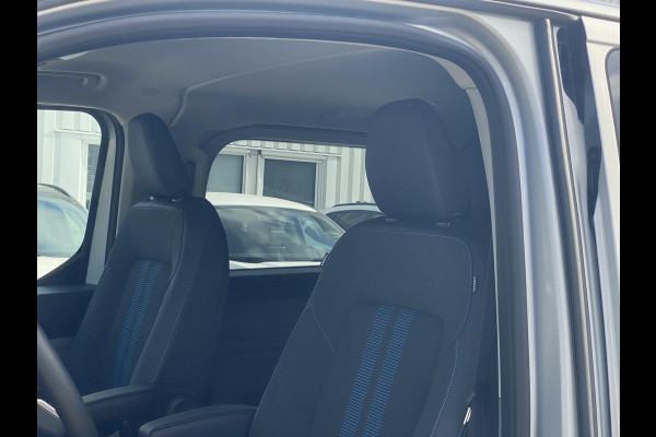 Ford Transit Custom 320 2.5 PHEV L2H1 Sport DC Zuid | 233pk | Dubbele Cabine | Dubbele zijschuifdeur | Inklapbare trekhaak | 19 inch lichtmetalen Sport velgen (mat zwart) | Verwarmbaar stuurwiel | Navigatie systeem