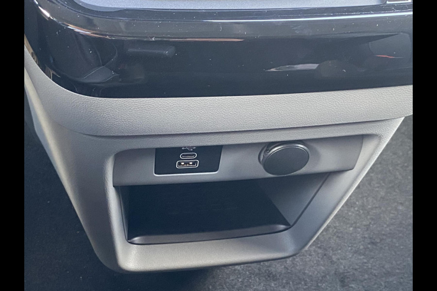 Ford Transit Custom 320 2.5 PHEV L2H1 Sport DC Zuid | 233pk | Dubbele Cabine | Dubbele zijschuifdeur | Inklapbare trekhaak | 19 inch lichtmetalen Sport velgen (mat zwart) | Verwarmbaar stuurwiel | Navigatie systeem