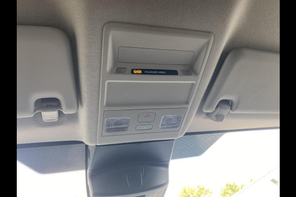 Ford Transit Custom 320 2.5 PHEV L2H1 Sport DC Zuid | 233pk | Dubbele Cabine | Dubbele zijschuifdeur | Inklapbare trekhaak | 19 inch lichtmetalen Sport velgen (mat zwart) | Verwarmbaar stuurwiel | Navigatie systeem