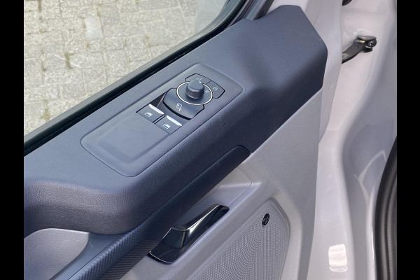 Ford Transit Custom 320 2.5 PHEV L2H1 Sport Zuid | 233pk | Inklapbare trekhaak | 19 inch lichtmetalen Sport velgen (mat zwart) | Verwarmbaar stuurwiel  | Navigatie systeem | B&O speakers