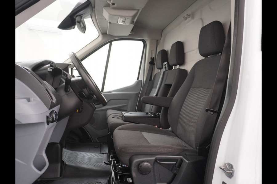 Ford Transit 350 2.0TDCI 170PK Automaat L3H2 3-Persoons Apple Carplay Android Auto Airco Navi Camera Pdc Cruise Control Aut.Verlichting Voorr Schuifdeur Wand-Vloerbekleding Trekhaak Voorbereiding 1e Eigenaar Euro 6 1.900KG Trekgewicht