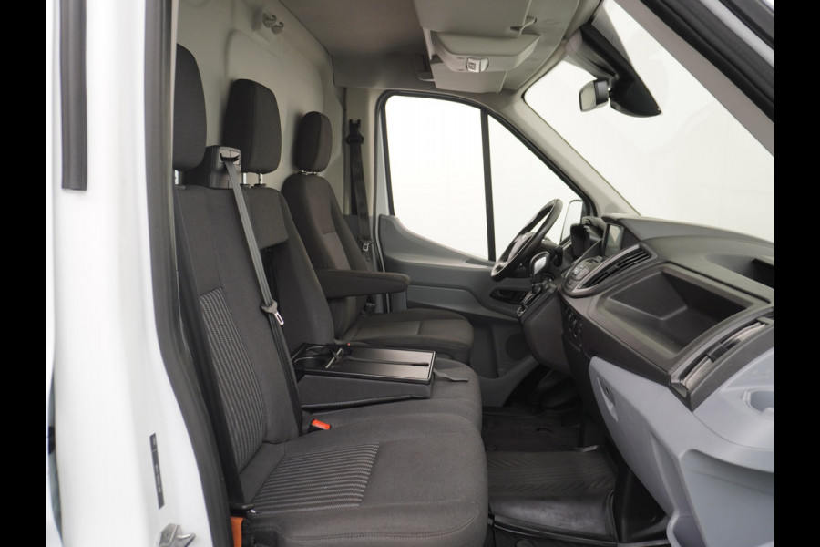 Ford Transit 350 2.0TDCI 170PK Automaat L3H2 3-Persoons Apple Carplay Android Auto Airco Navi Camera Pdc Cruise Control Aut.Verlichting Voorr Schuifdeur Wand-Vloerbekleding Trekhaak Voorbereiding 1e Eigenaar Euro 6 1.900KG Trekgewicht