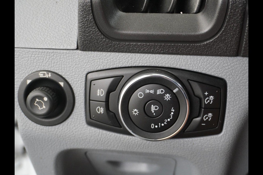 Ford Transit 350 2.0TDCI 170PK Automaat L3H2 3-Persoons Apple Carplay Android Auto Airco Navi Camera Pdc Cruise Control Aut.Verlichting Voorr Schuifdeur Wand-Vloerbekleding Trekhaak Voorbereiding 1e Eigenaar Euro 6 1.900KG Trekgewicht